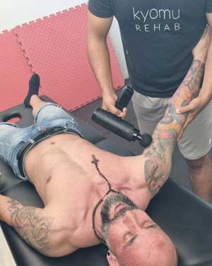 Sesión de masaje y rehabilitación con pistola neumática percutora en Tenerife